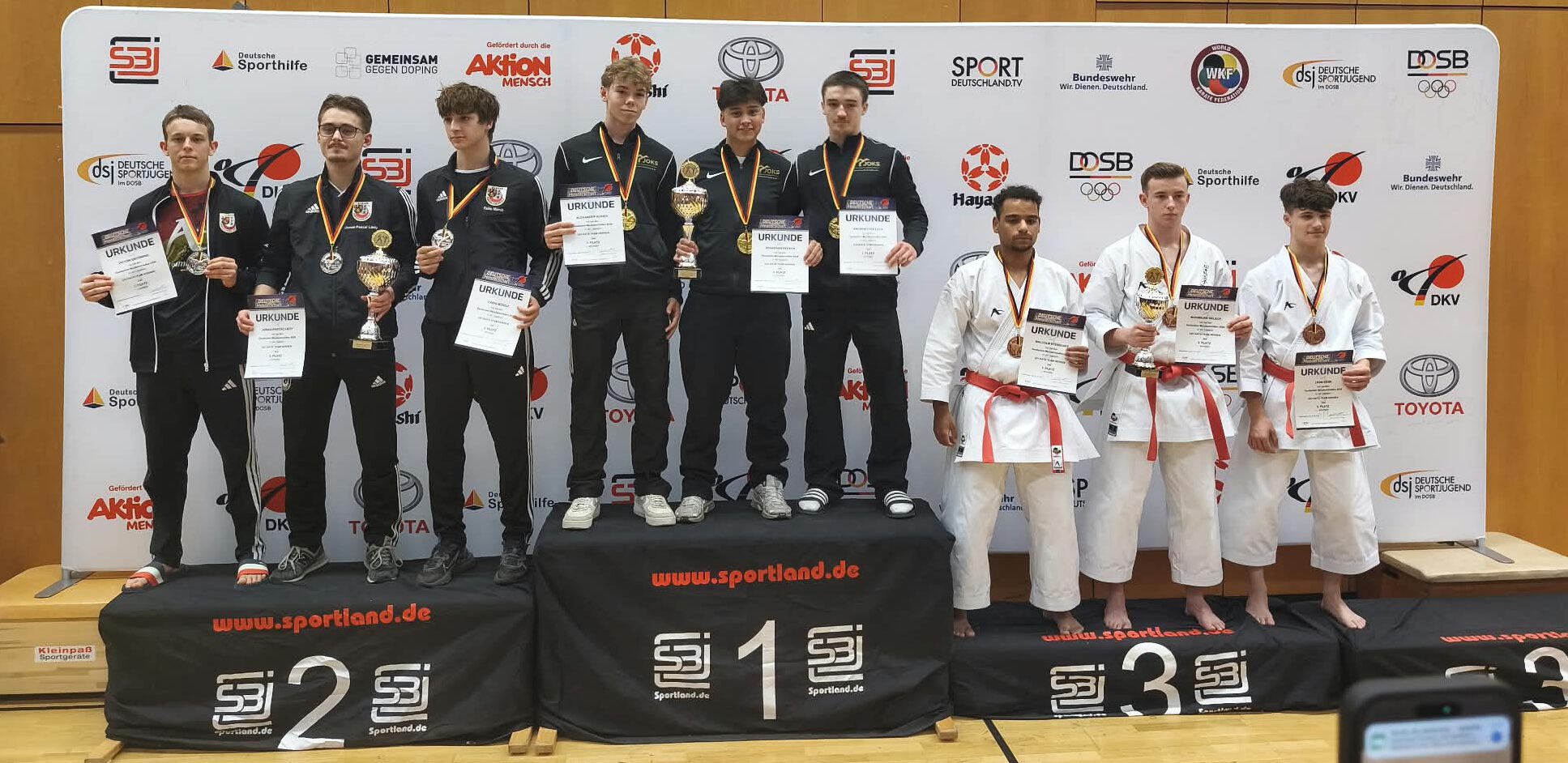 Sebastian Becker und Andrew Lyle Lück vom Nippon Bremerhaven sowie Alexander Albien vom TuS Huchting Bremen haben am 27.09.26 in Oberhausen mit ihrer Karate-Kata-Mannschaft von Nippon Bremerhaven den Deutschen Meister-Titel in der Kategorie U21 Kata geholt.